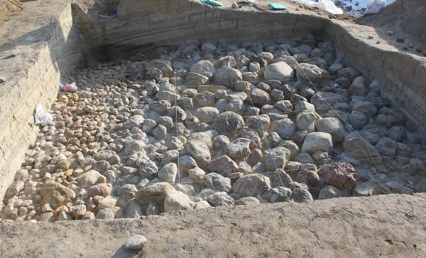 石铺地面,西侧由大块砾石铺成,东侧由小块砾石铺成。