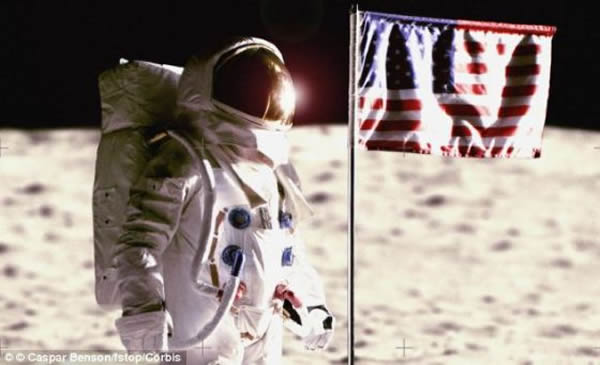 日本科学家为果蝇幼虫研制了一套纳米衣,能够通过电子轰击保护幼虫免遭类似的真空暴露影响。这种纳米衣的问世有望终结航天服时代