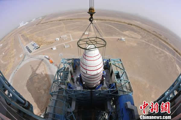 图为发射前夕,“高分一号”卫星与运载火箭在发射塔架进行对接。