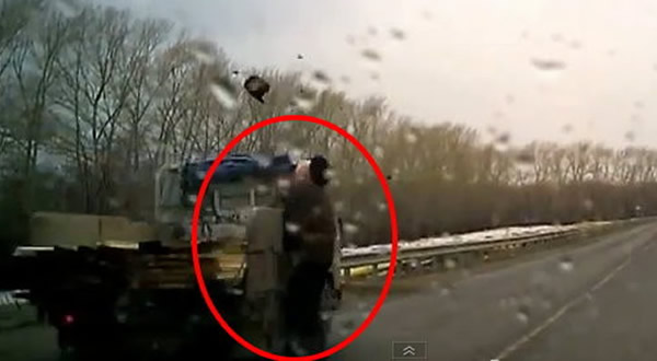 俄罗斯老大爷被货车猛烈撞击竟然没事