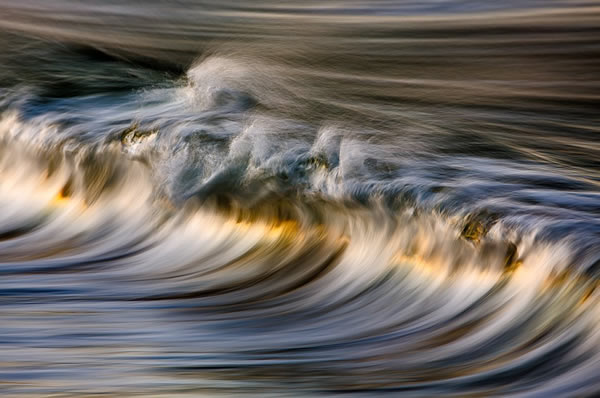 美国摄影师拍摄的金色海浪