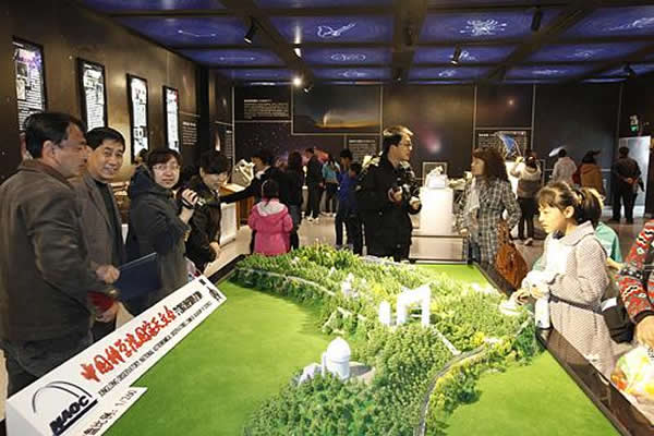 参观天文展厅