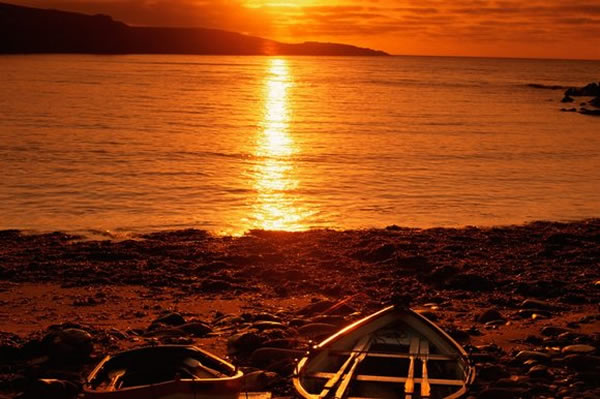 提到苏格兰,大家的印象可能是一个阴暗潮湿、阳光罕见的地方。不过,一份权威旅游指南说,在这里你可以看到世界上其中一个最动人的日出。