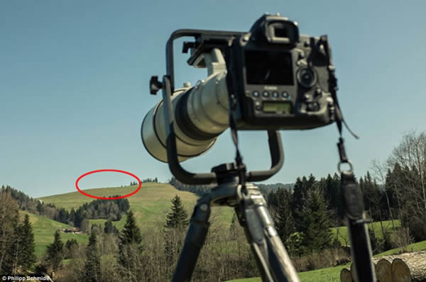 摄影师重现电影《外星人E.T.》中的经典场景 -