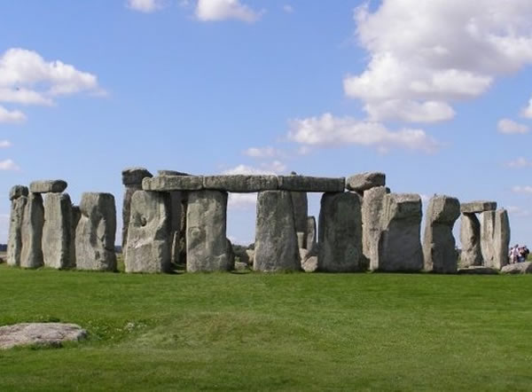 巨石阵建造于公元前2300年的尔兹伯里平原,其修建过程并不是一气呵成,而是分成不同的阶段