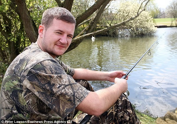 英国一个公园湖泊里钓到23公斤重大鲶鱼