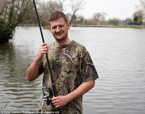 英国一个公园湖泊里钓到23公斤重大鲶鱼