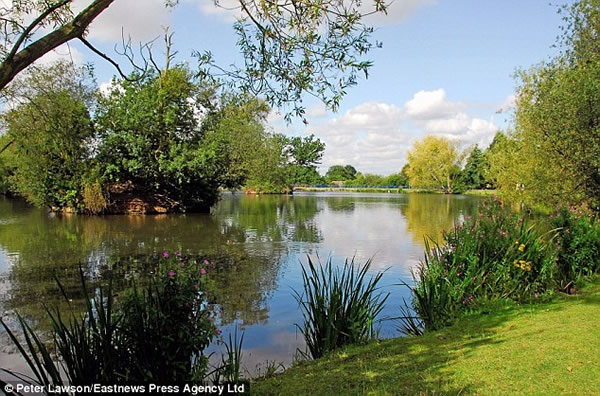 英国一个公园湖泊里钓到23公斤重大鲶鱼