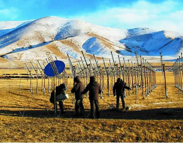 “宇宙第一缕曙光”探测工作人员在安装天线。