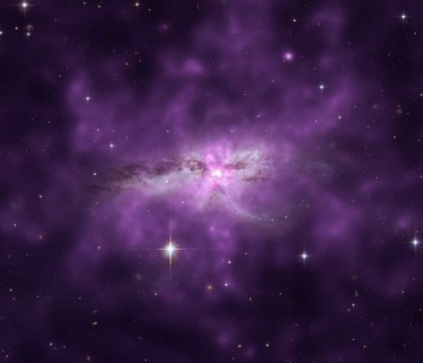 Ǯ����������ռ���Զ���ĺϳ�ͼ����ʾ��NGC 6240��ϵ����������������ɢ���ʵķֲ����