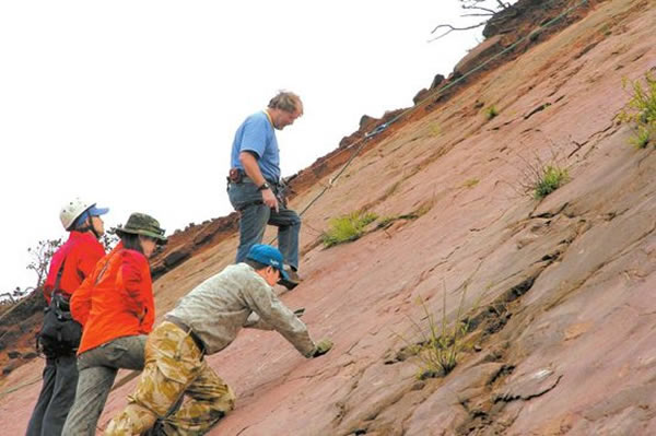 5月4日,专家对岩壁上的昭觉恐龙足迹化石进行考察。