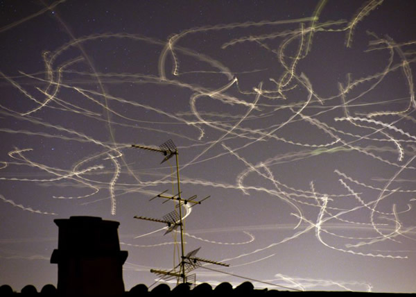 长曝光所拍到的海鸥群飞轨迹的图片