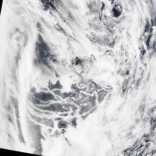 这幅照片是NASA的Terra卫星于4月20日拍下的。在这幅照片中，又长又薄的船舶尾迹大致呈东西方向伸展，并比周围的海洋层云稍微明亮一些。