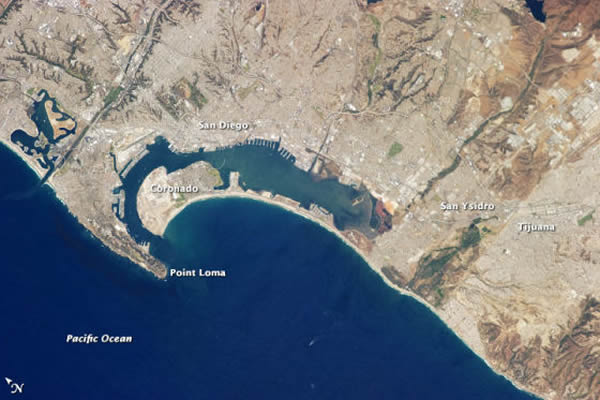 �������Ƭ�У������ͽ�������Ϊǳ��ɫ�����е�׺�Ŵ��͹�ҵ��������ҵ�����İ�ɫ�ݶ���ֲ����(��԰���߶����򳡺͸���ɽ´)����Ϊ��ɫ���غ�ɫ�Ͱ���ɫ������ԭ������¶