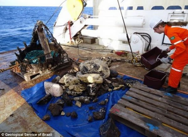 �о���Ա�������������Ӻ���������������ʯ����