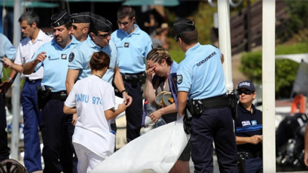 当地警察安慰受害者家属