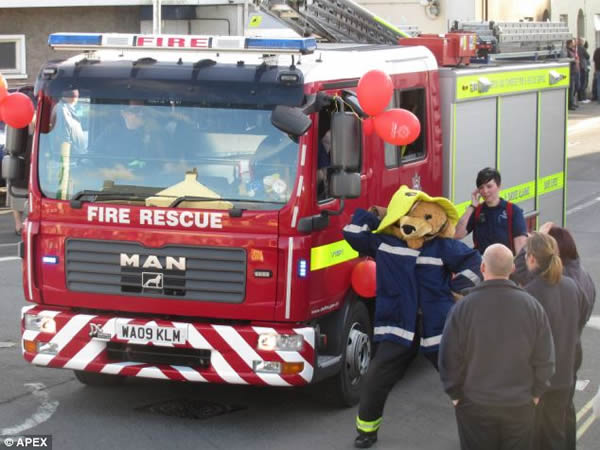 Ӣ������Ա�񻶽����Ż���װ��ײ��