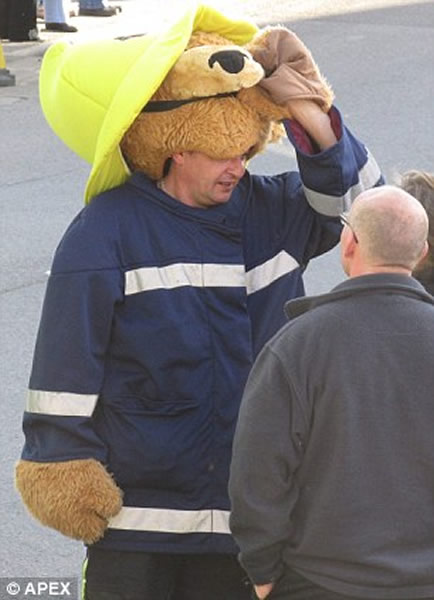 英国消防员狂欢节上着灰熊装被撞伤 - 神秘的地