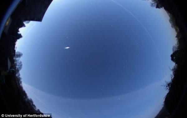 一颗巨型绿色火流星划过英国北部上空