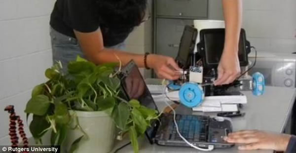 这款机器人可通过太阳能充电,或者连接电脑USB端口充电