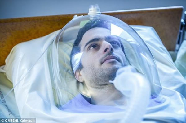 这是12位“枕头宇航员”测试者之一,他们在一个特殊的床上度过3个星期,床处于低于水平6度的倾角,从而实现人体模拟太空飞行失重状态,科学家能够研究失重状态下如影响