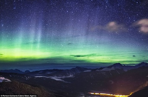 北极光笼罩在洛基山脉上方