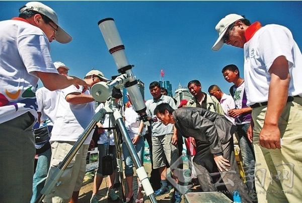 市民体验天文望远镜