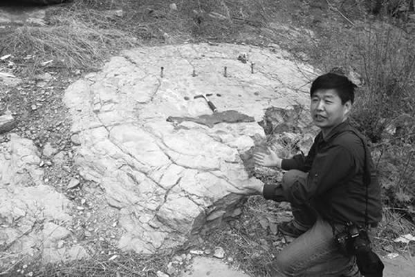 苏德辰在15亿年前古地震溢出丘遗迹前讲解