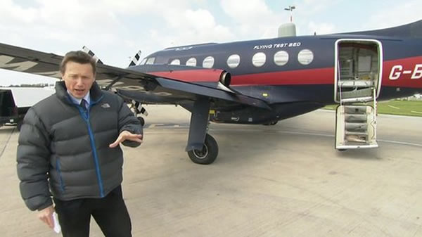 Astraea项目负责人Lambert Dopping-Hepenstal与无人驾驶飞机