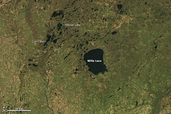 在明尼苏达州北部,春天已经使大部分的湖水解冻或融雪,但低温天气使该州的几个湖泊仍然残留着大面积浮冰