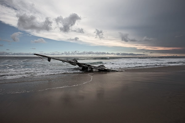 荒野里的飞机残骸