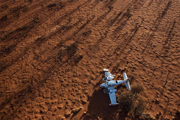 荒野里的飞机残骸