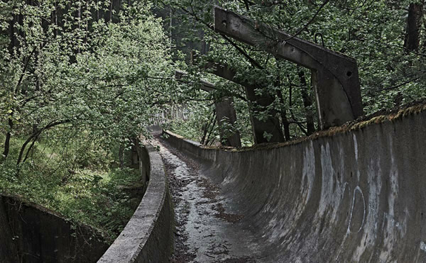 荒野里的飞机残骸