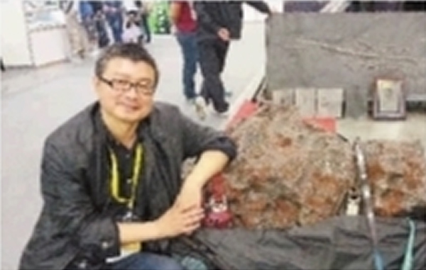 柯作楷和他的“宝贝”——2吨多重的大型陨铁石“Campo”。