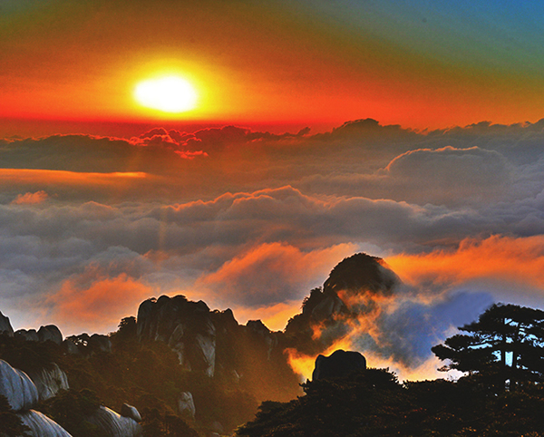 天柱山出现百年难遇的金色云海奇观