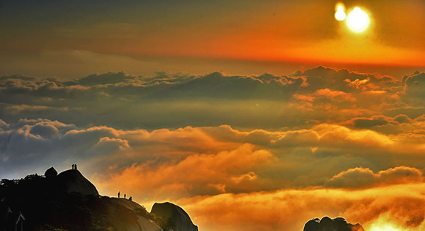 天柱山出现百年难遇的金色云海奇观