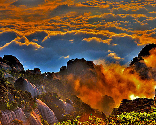 天柱山出现百年难遇的金色云海奇观