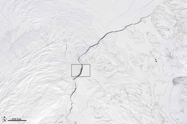 卫星照片展示北冰洋波弗特海冰盖上的一条大裂缝
