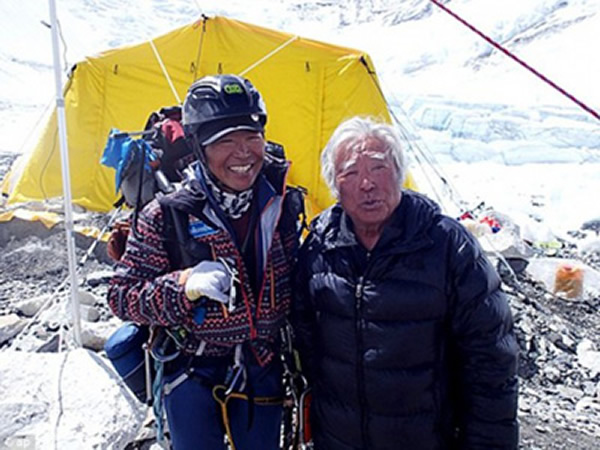 日本80岁高龄冒险家三浦雄一郎(右)