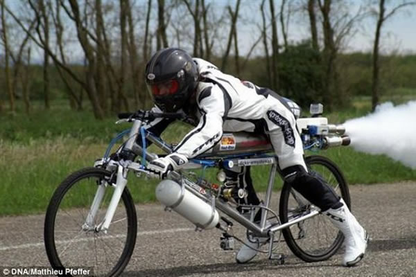 法国男子弗朗索瓦-基西自制一个火箭自行车,刷新了自行车最高时速记录,时速可达到263公里,相比之下,之前的自行车时速记录是2002年创建的242.6公里