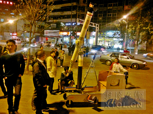 陈明制作的天文望远镜吸引了很多市民的关注