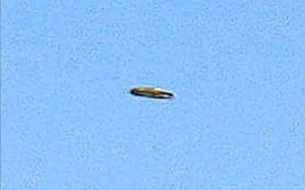 美国著名鬼屋“埃奇摩尔谷仓”上空拍摄到UFO