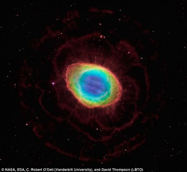 环状星云的合成图像,结合了哈勃望远镜宽视场照相机3号以及美国亚利桑那州的大双筒望远镜获取的新观测数据。在这幅图像中,色彩绚烂的环状星云与周围的暗淡太空形成鲜明颜