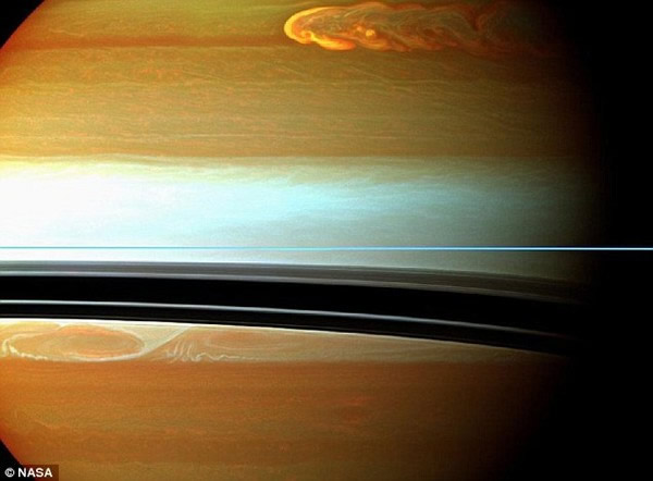 卡西尼号拍摄到土星在白天罕见的高强度闪电