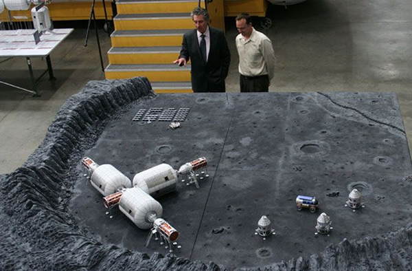 Robert Bigelow discusses a model of a Bigelow Aerospace lunar outpost.