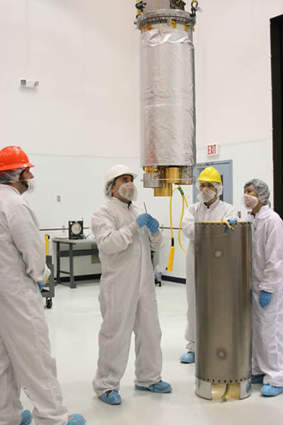 起飞前的设备准备。光学和探测部件被使用液氮冷却至-196摄氏度,这样做可以尽可能的消除设备自身的辐射误差,从而保证设备灵敏度