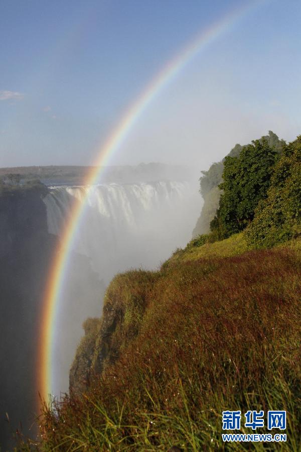 维多利亚大瀑布上出现月虹