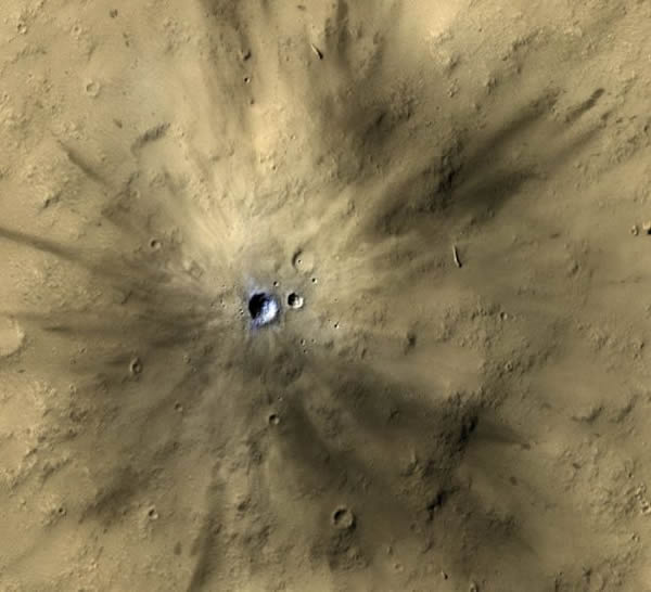火星轨道勘测器火星轨道勘测器高分辨率成像仪(HiRISE)最新拍摄的火星表面新形成的陨坑,最新研究表明每年碰撞火星表面的陨石数量达到200颗以上