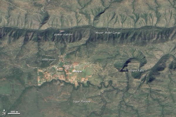 2012年11月4日,NASA的地球观测卫星1号(EO-1)拍下了这幅照片,显示了西格尔高原村上一个拥有1000个居民的村庄——莫亚尔村。