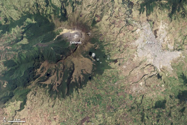 第二幅照片是Landsat 7卫星于2002年10月14日拍摄的自然色照片。